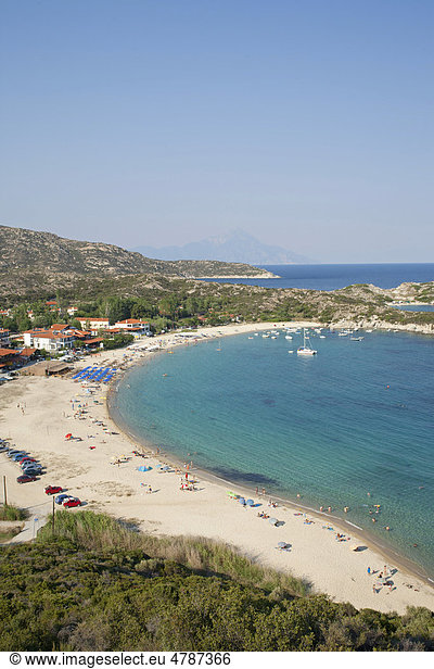 Kalamitsi Strand auf der Halbinsel Sithonia  hinten der Berg Athos  Chalkidiki  Makedonien  Griechenland  Europa