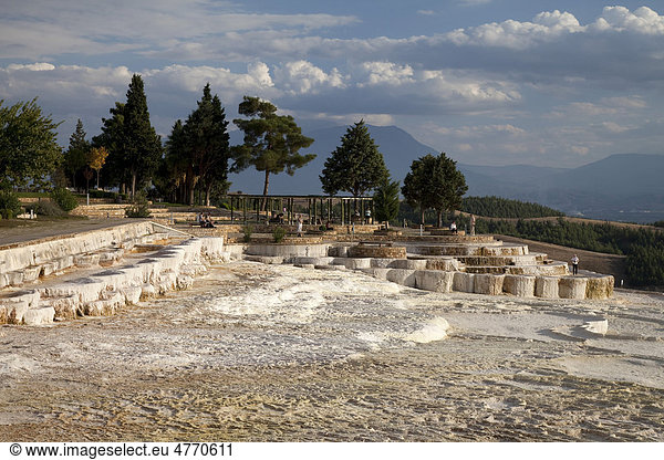 Kalksinterterrassen von Pamukkale UNESCO-Weltkulturerbe Denizli Türkei Asien