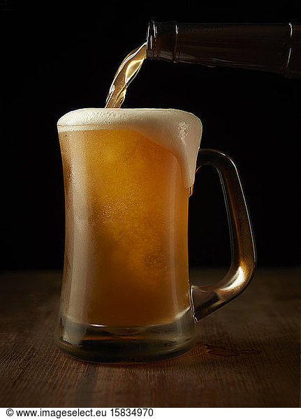 Kaltes Glas Bier gegossen
