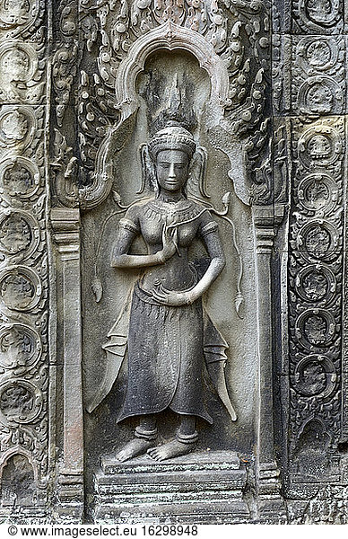 Kambodscha  Siem Reap  Ta Prohm  Nahaufnahme einer Tempelwächterin