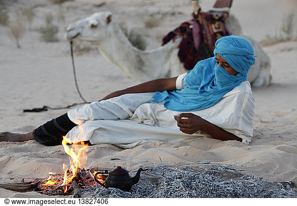 Kameltreiber beim Ausruhen in der Wüste Sahara