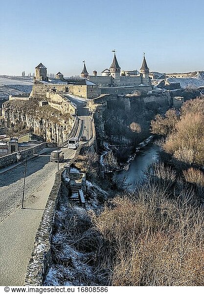 Kamianets-Podilskyi,  Ukraine. Panoramablick auf die Schlossbrücke zur Festung Kamianets-Podilskyi an einem sonnigen Wintermorgen.