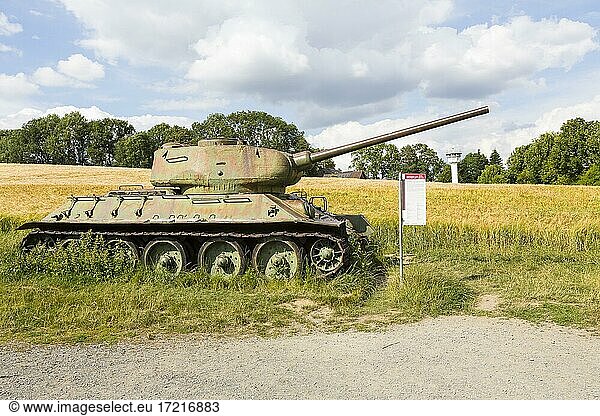 Kampfpanzer der Roten Armee im 2. Weltkrieg Ausstellungsstück vom Deutsch-Deutschen Museum Mödlareuth im Hintergrund ein ehemaliger Grenzturm Bayern Thüringen Deutschland Europa
