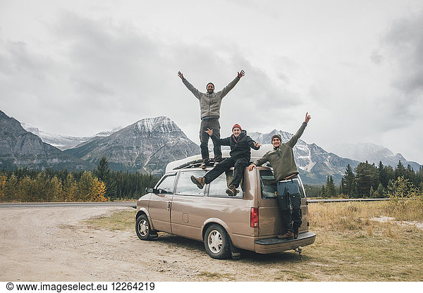 Kanada  Alberta  Banff National Park  glückliche Freunde mit Minivan am Icefields Parkway