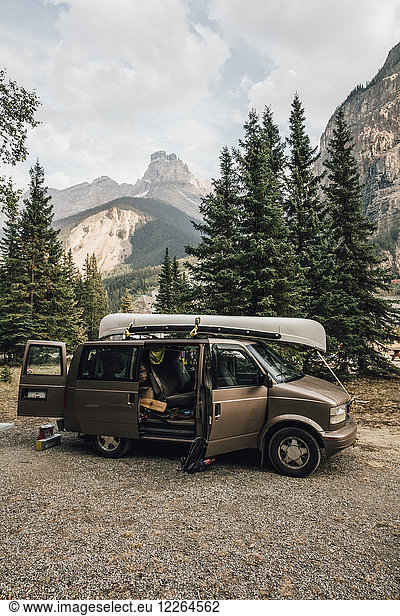 Kanada  British Columbia  Yoho Nationalpark  Rocky Mountains  Van mit Kajak