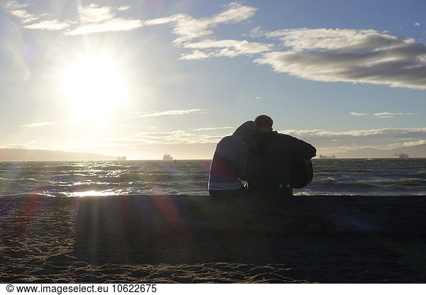 Kanada  Vancouver Island  Longbeach  Liebhaber sitzen am Strand  Gitarre spielen