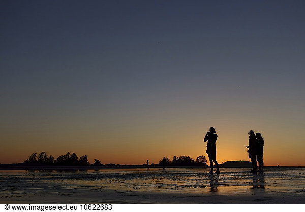 Kanada  Vancouver Island  Longbeach  Menschen fotografieren Sonnenuntergang