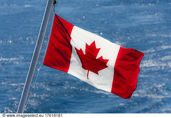 Kanadische Flagge auf Fähre  Inside Passage  British Columbia  Kanada