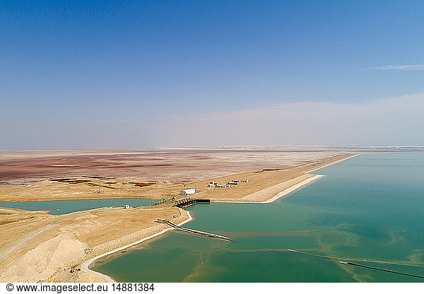 Kanal  der Wasser zum Toten Meer führt Werke am Ufer des Toten Meeres  Totes Meer  Israel. Luftaufnahme mit Drohne
