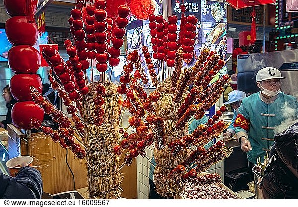 Kandierte Früchte in der Dashilan Commercial Street im Bereich der Qianmen Street im Dashilan District in Peking  China.