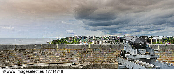 Kanone an der Fort Henry National Historic Site mit Blick auf das Stadtbild; Kingston  Ontario  Kanada