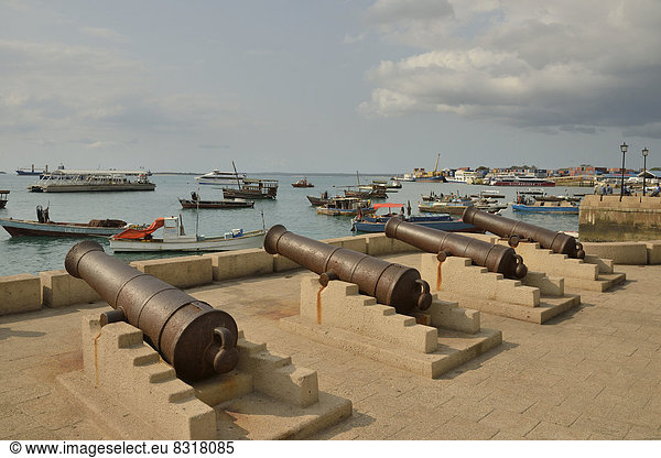 Kanonen am Hafen