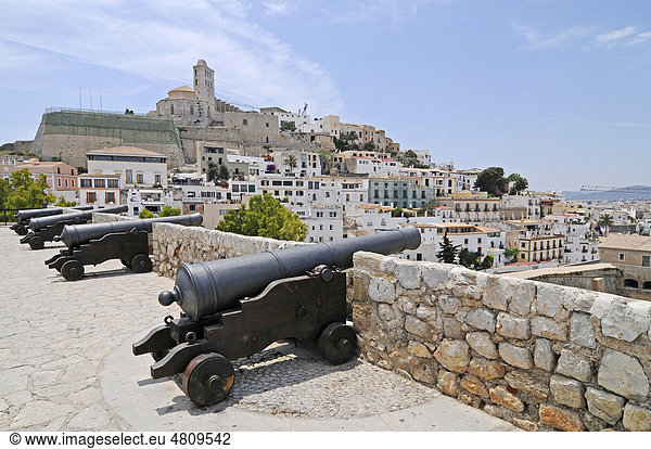 Kanonen  Kanonenplatz  Catedral Nostra Senyora de las Neus  Kathedrale  Dalt Vila  Unesco Weltkulturerbe  historische Altstadt  Eivissa  Ibiza  Pityusen  Balearen  Insel  Spanien  Europa