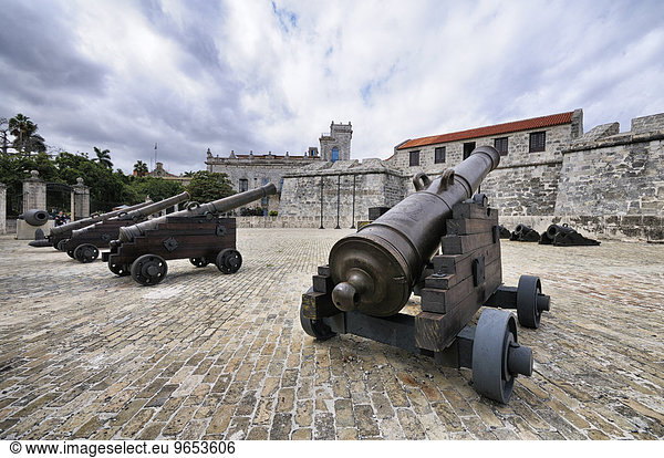 Kanonen spanische Festung Castillo de la Real Fuerza hinten Palacio del Segundo Cabo Altstadt La Habana Vieja Havanna Ciudad de La Habana Kuba Nordamerika