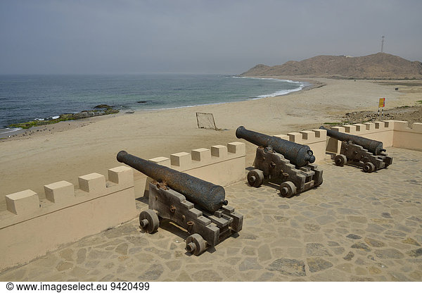 Kanonen vor dem Fort von Mirbat  Dhofar-Region  Orient  Oman