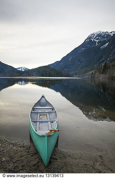 Kanu am Seeufer im Silver Lake Provincial Park vor Bergen bei Sonnenuntergang vertäut