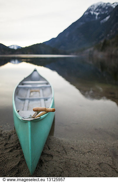 Kanu vertäut am Seeufer des Silver Lake Provincial Park bei Sonnenuntergang