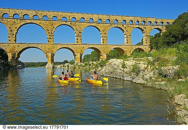 Kanufahrer  Pont du Gard  römisches Aquädukt  Fluss Gardon  Vers-Pont-du-Gard  Departement Gard  Provence  Kanu-Fahrer  Kanuten  Kanus  Frankreich  Europa