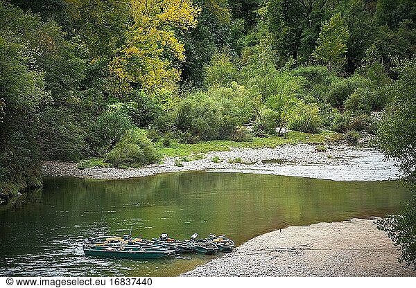 Kanus im Dorf La Malene in den Gorges du Tarn. UNESCO-Welterbe. Regionaler Naturpark Grands Causses. Lozere. Okzitanien. Frankreich.