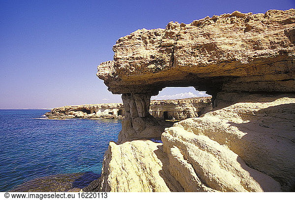 Kap Gkreco  berühmter löchriger Felsen  Larnaka  Südzypern