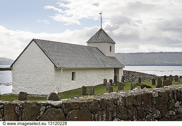 Kapelle auf den Färöer-Inseln gegen bewölkten Himmel