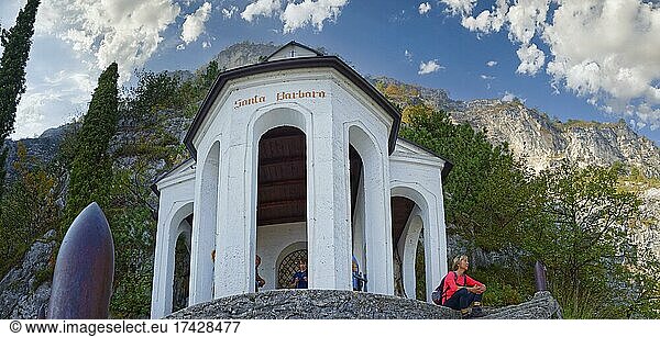 Kapelle und Aussichtspunkt Santa Babara mit Wanderin  Riva del Garda  Gardasee Nord  Trento  Trentino-Alto Adige  Italien  Europa