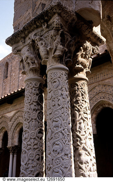Kapitelle und geschnitzte Säulen im Kreuzgang des Doms von Monreale in Sizilien. Die Kathedrale ist normannisch?