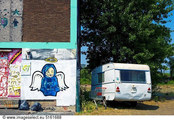 Karawane  nebeneinander  neben  Seite an Seite  Gebäude  parken  verlassen  Campingwagen  Graffiti  alt  Rotterdam