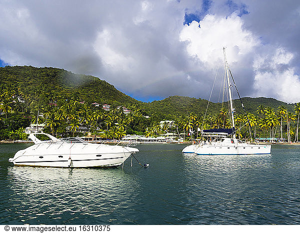 Karibik  Antillen  Kleine Antillen  St. Lucia  Castries  Segelyachten in Marigot Bay
