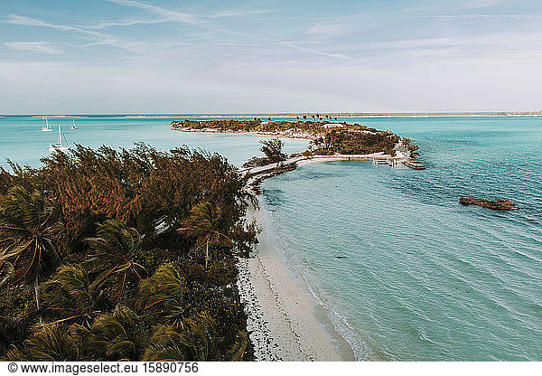 Karibik  Bahamas  Drohnenansicht der nordöstlichen Küste von Exuma