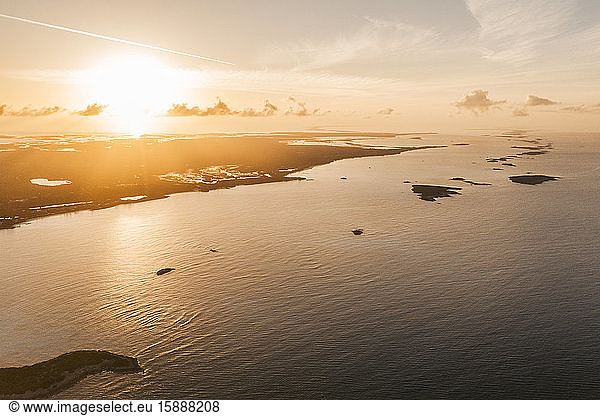 Karibik  Bahamas  Drohnenansicht der nordöstlichen Küste von Exuma bei Sonnenuntergang