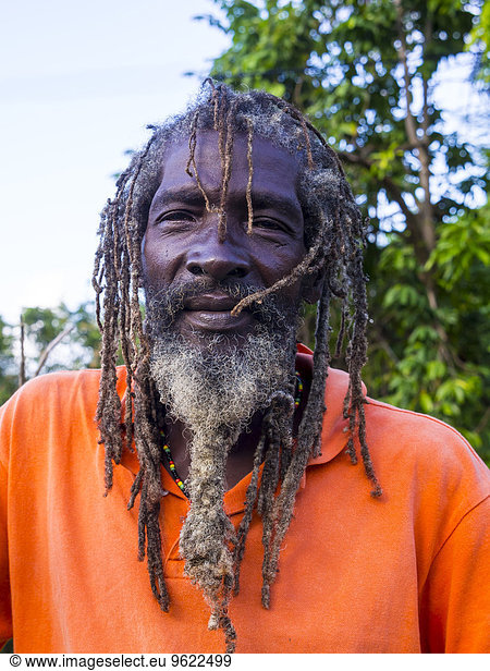 Karibik  Jamaika  Portrait eines Jamaikaners mit Dreadlocks