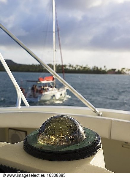 Karibik  Martinique  Sainte-Anne  Kompass auf einer Segelyacht