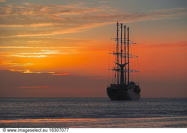 Karibik  St. Lucia  Segelkreuzfahrtschiff Wind Star bei Sonnenuntergang