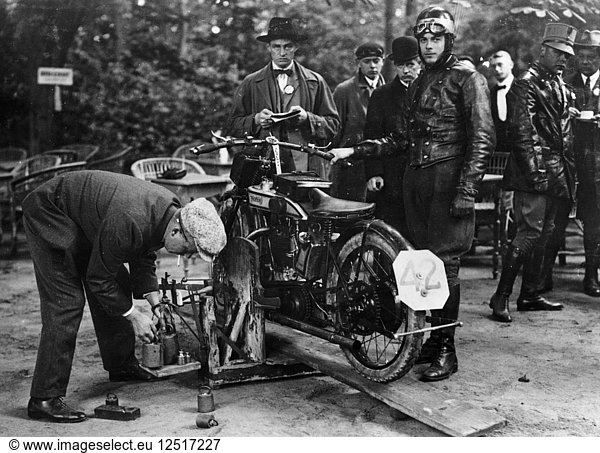 Karl Burlage lässt sein Norton-Motorrad für einen TT-Wettbewerb wiegen. Künstler: Unbekannt
