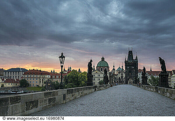 Karlsbrücke vor Sonnenaufgang  Prag  Böhmen  Tschechische Republik