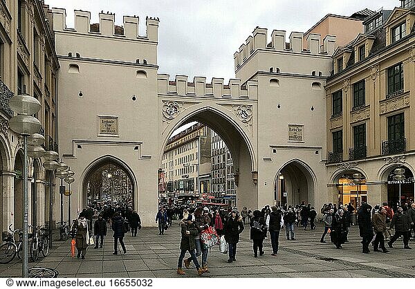 Karlstor aus dem 18. Jahrhundert in der Altstadt von München mit Menschen in der Fußgängerzone - Deutschland.