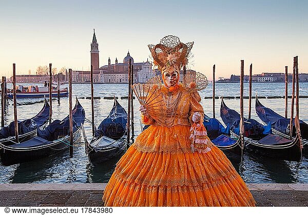 Karnevalsmaske an der Wasserfront bei Sonnenaufgang  Venedig  Venetien  Adria  Norditalien  Italien  Europa