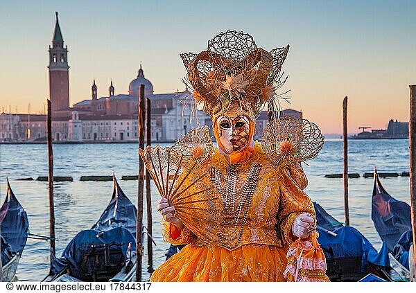 Karnevalsmaske an der Wasserfront bei Sonnenaufgang  Venedig  Venetien  Adria  Norditalien  Italien  Europa