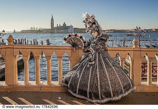 Karnevalsmaske an der Wasserfront vor der Insel San Giorgio  Venedig  Venetien  Adria  Norditalien  Italien  Europa