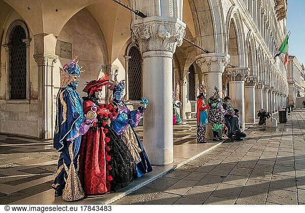 Karnevalsmasken am Dogenpalast  Venedig  Venetien  Adria  Norditalien  Italien  Europa