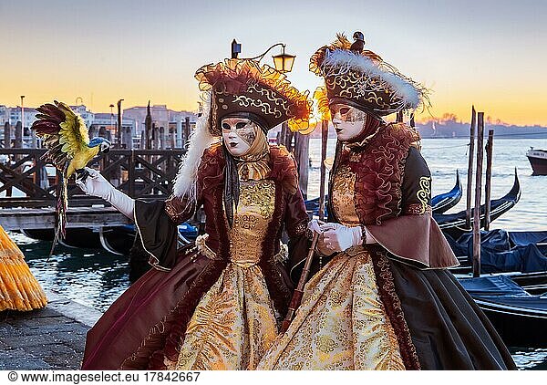 Karnevalsmasken an der Wasserfront bei Sonnenaufgang  Venedig  Venetien  Adria  Norditalien  Italien  Europa