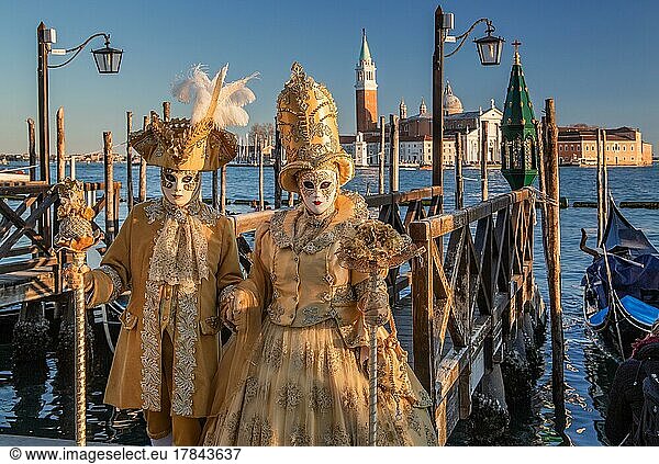Karnevalsmasken an der Wasserfront mit der Insel San Giorgio  Venedig  Venetien  Adria  Norditalien  Italien  Europa