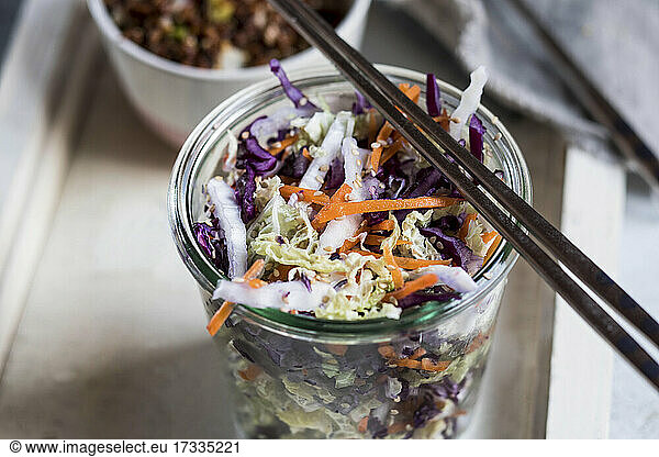 Karotten- und Krautsalat im Glas mit Metallstäbchen
