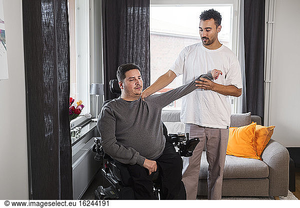 Karriere hilft Mann im Rollstuhl