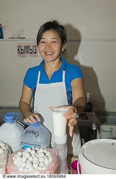 Kasachische Frau verkauft Kumis aus Stutenmilch  Samal Bazar  Shymkent  Südregion  Kasachstan  Zentralasien  Nur für redaktionelle Zwecke  Asien