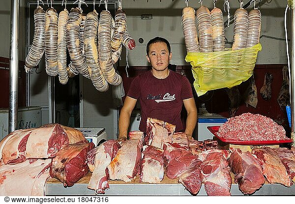 Kasachischer Mann verkauft Fleisch  Samal Bazar  Shymkent  Südregion  Kasachstan  Zentralasien  Nur für redaktionelle Zwecke  Asien