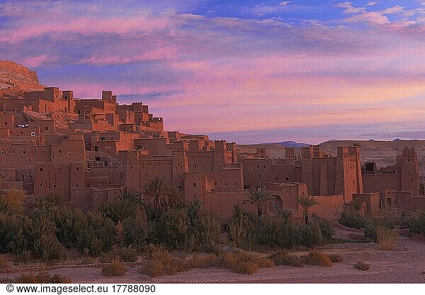 Kasbah Ait Benhaddou in der Morgendämmerung  Hoher Atlas  Ksar Ait Benhaddou  Provinz Ouarzazate  Region Souss-Massa-Draa  UNESCO-Weltkulturerbe  Maghreb  Nordafrika  Marokko  Afrika
