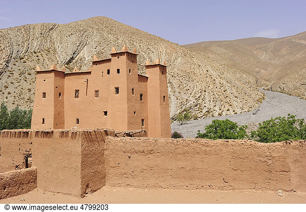 Kasbah Lehmburg Wohnburg der Berber vor den Bergen des Hohen Atlas Dades-Tal Südmarokko Marokko Afrika