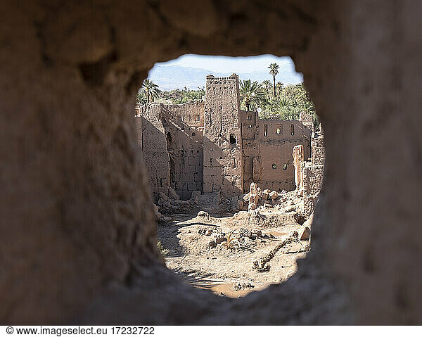 Kasbah-Ruinen durch ein antikes Kasbah-Fenster gesehen  Marokko  Nordafrika  Afrika